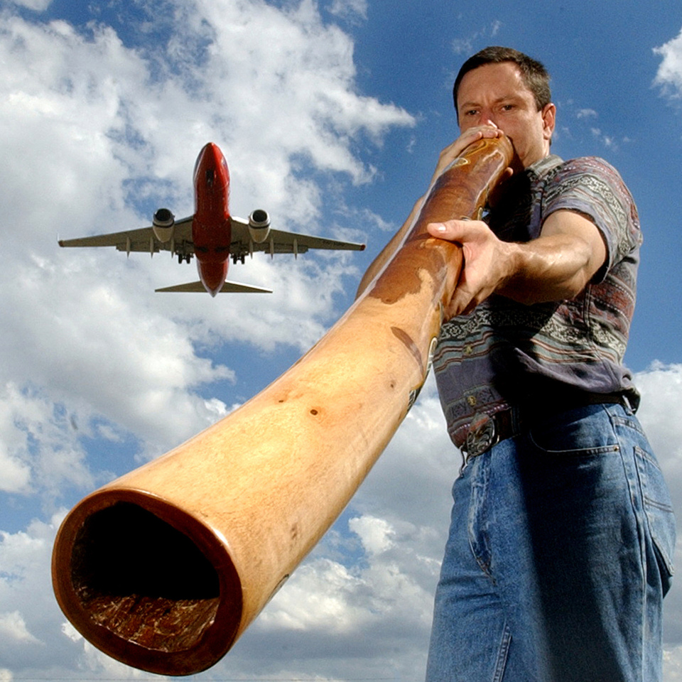 Playing a online didgeridoo